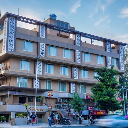 Hotel Pleasant Lake Ahmedabad Ngoại thất bức ảnh