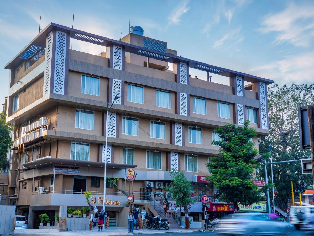 Hotel Pleasant Lake Ahmedabad Ngoại thất bức ảnh