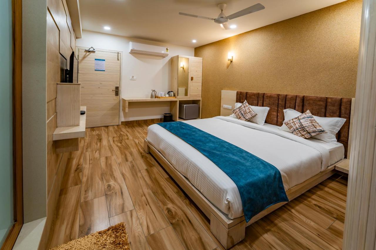 Hotel Pleasant Lake Ahmedabad Ngoại thất bức ảnh