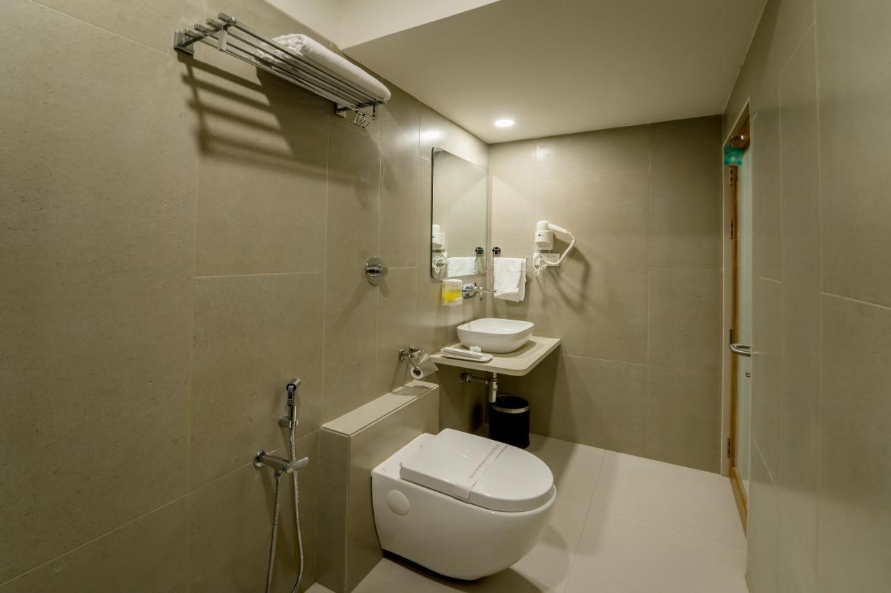Hotel Pleasant Lake Ahmedabad Ngoại thất bức ảnh