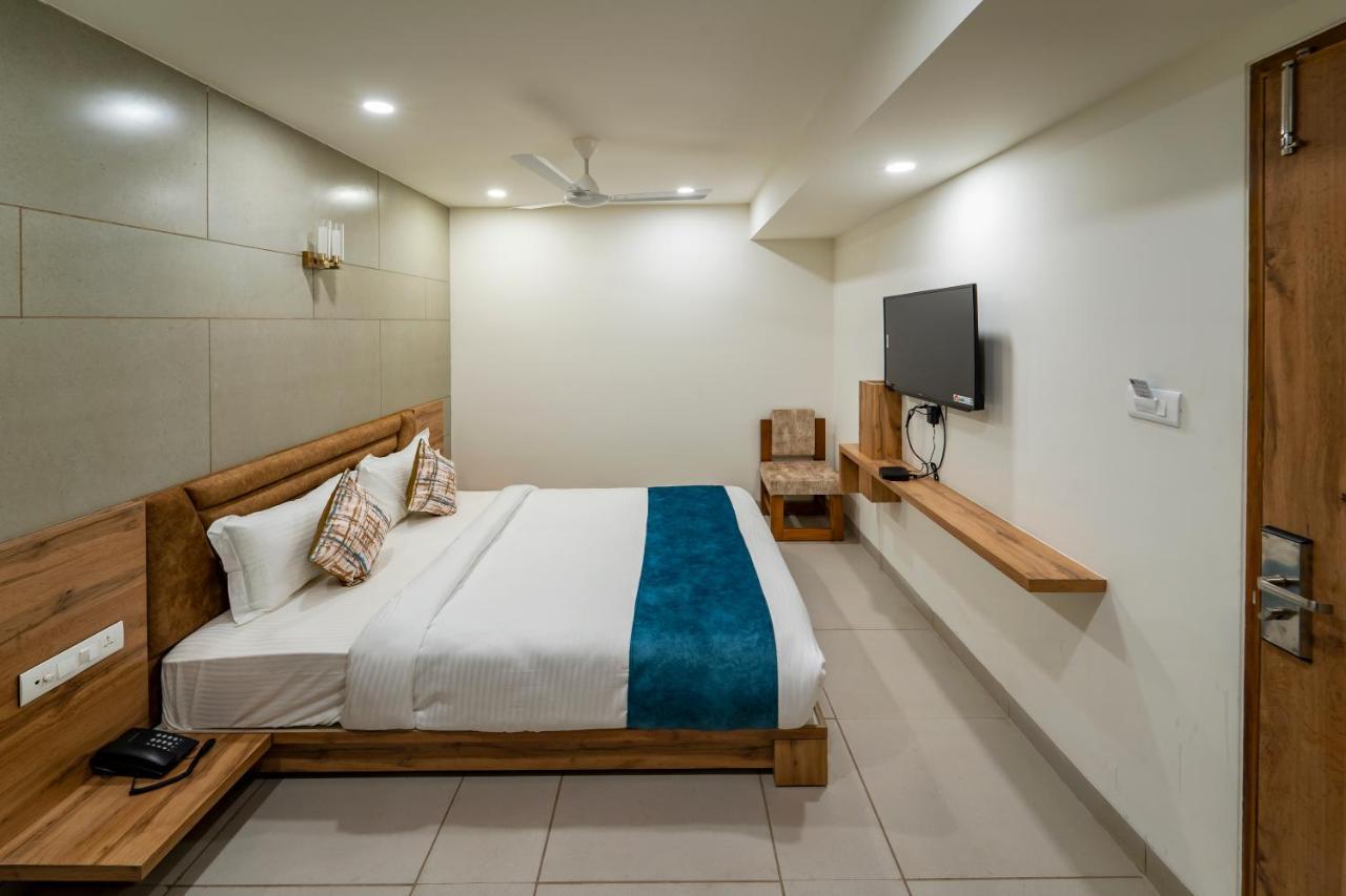 Hotel Pleasant Lake Ahmedabad Ngoại thất bức ảnh
