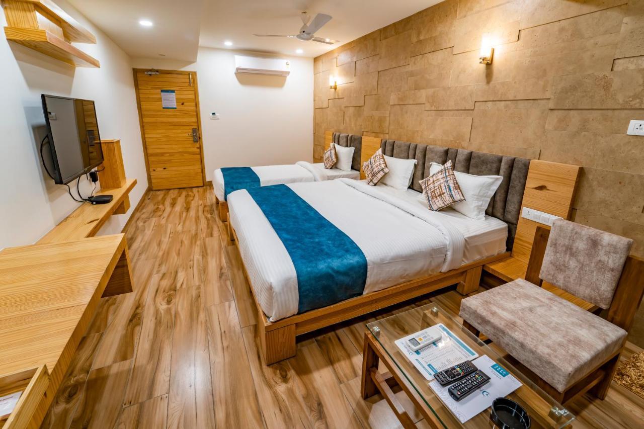 Hotel Pleasant Lake Ahmedabad Ngoại thất bức ảnh