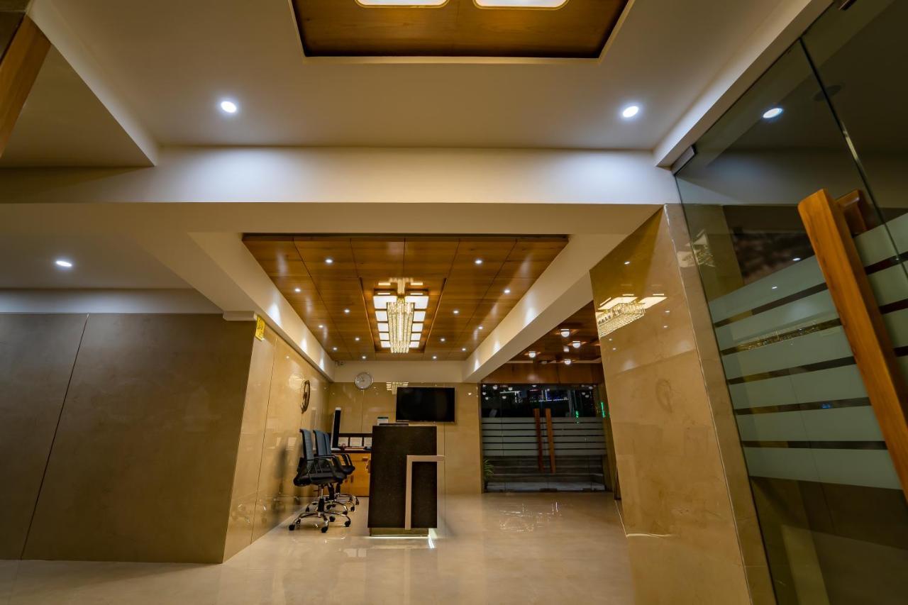 Hotel Pleasant Lake Ahmedabad Ngoại thất bức ảnh