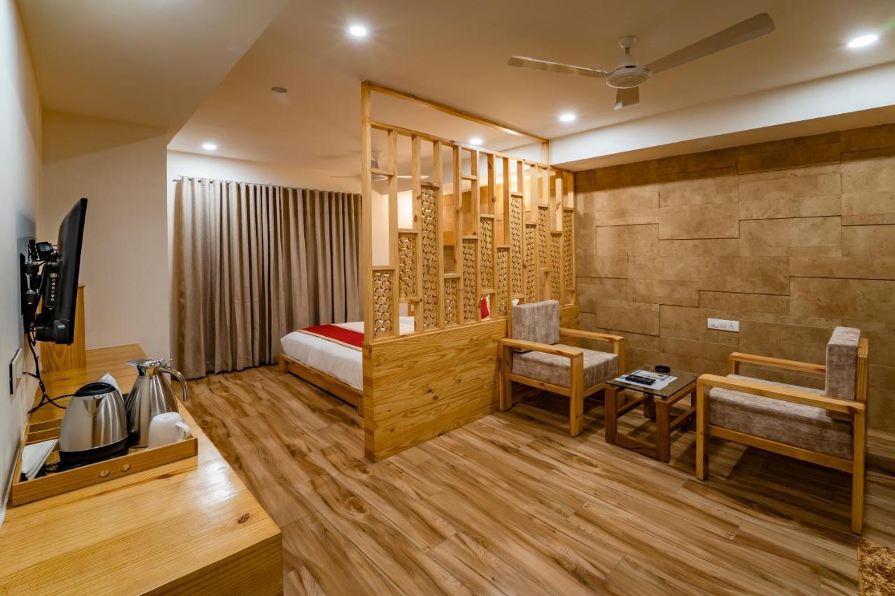 Hotel Pleasant Lake Ahmedabad Ngoại thất bức ảnh