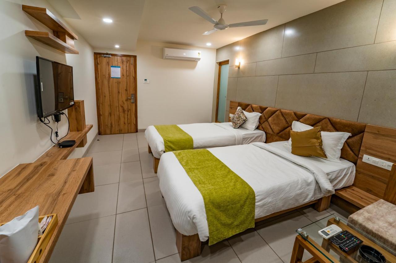 Hotel Pleasant Lake Ahmedabad Ngoại thất bức ảnh