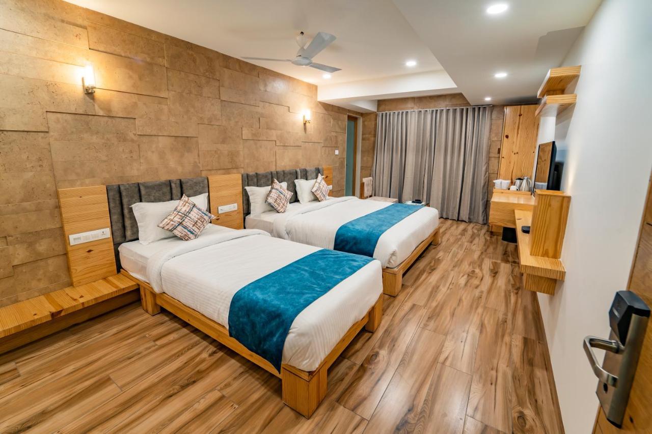 Hotel Pleasant Lake Ahmedabad Ngoại thất bức ảnh