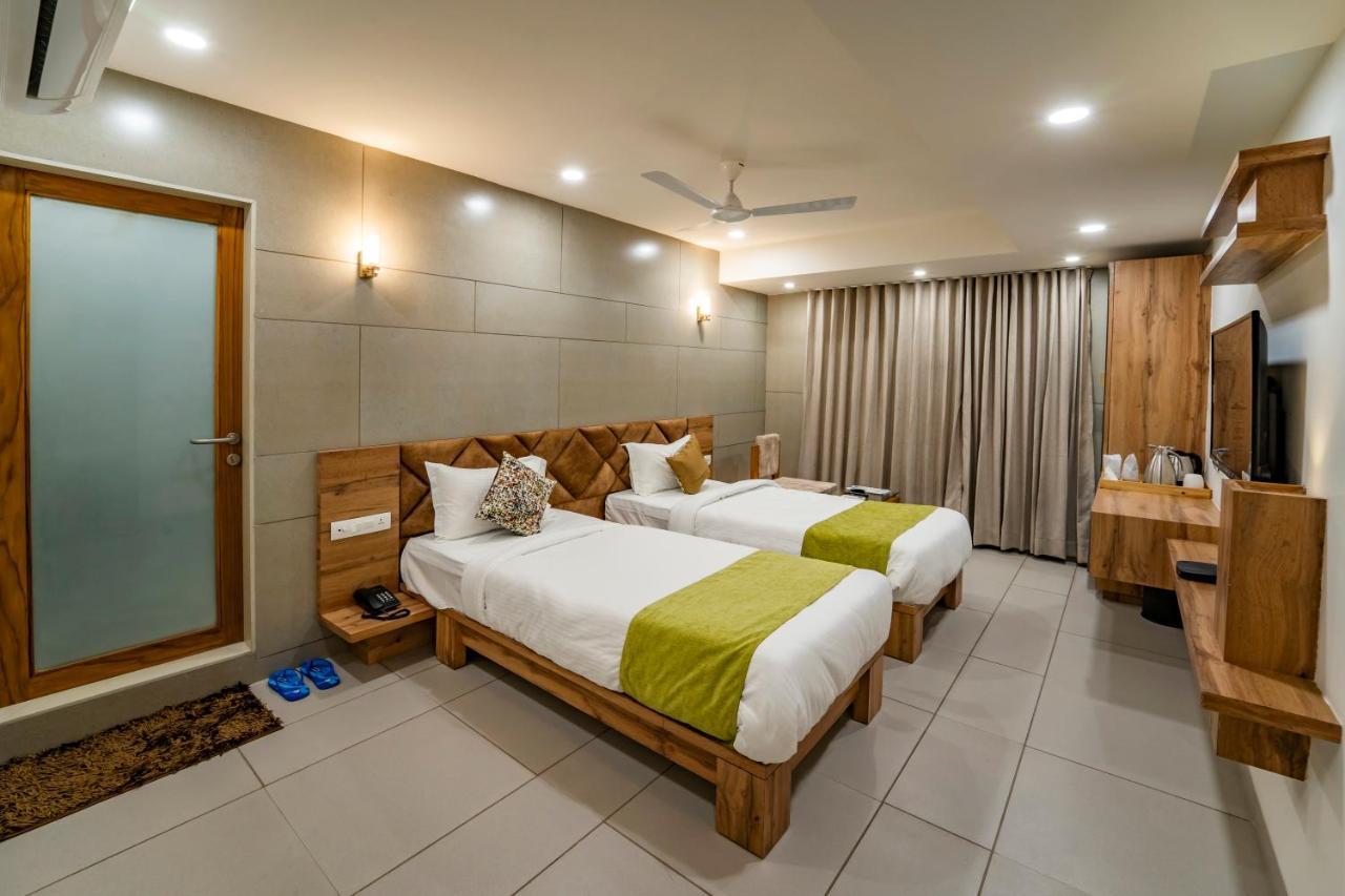 Hotel Pleasant Lake Ahmedabad Ngoại thất bức ảnh
