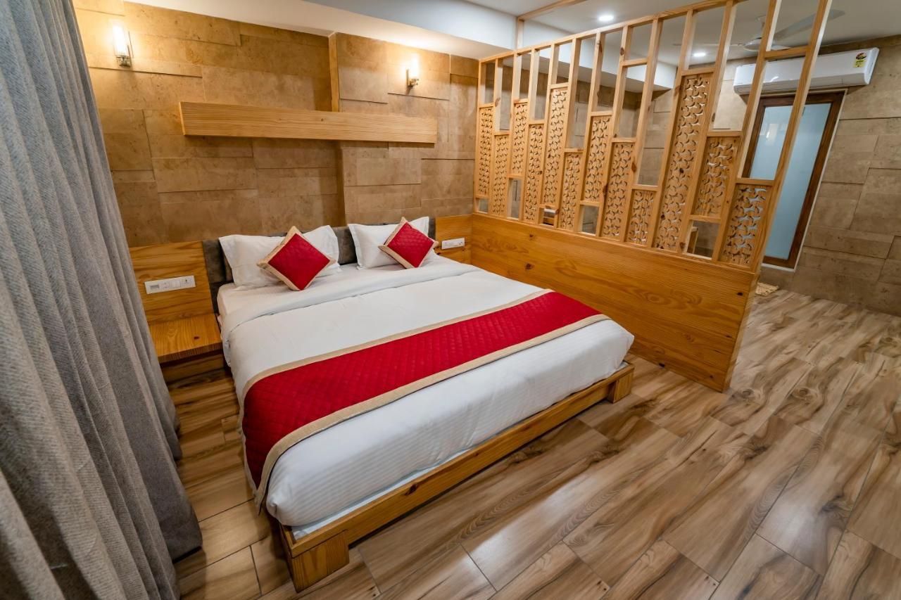 Hotel Pleasant Lake Ahmedabad Ngoại thất bức ảnh