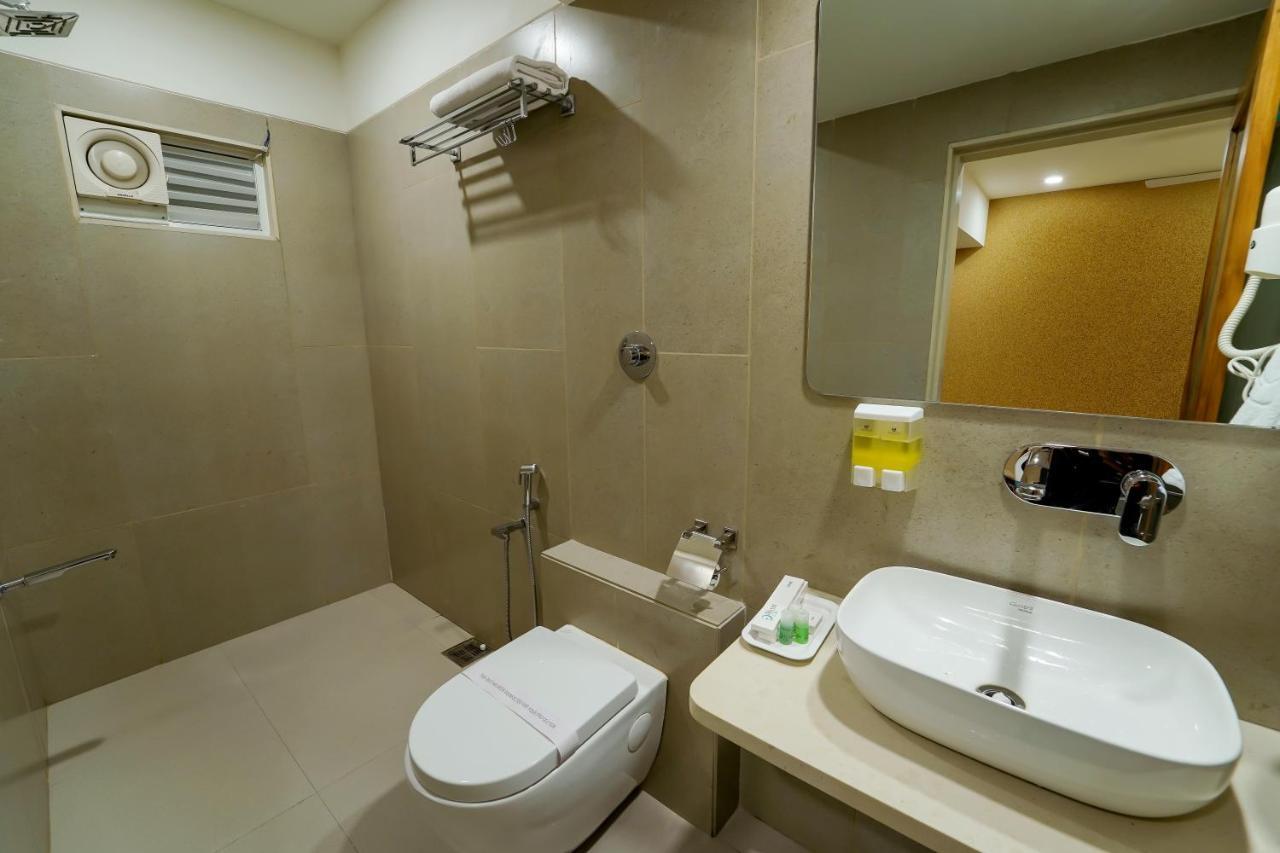 Hotel Pleasant Lake Ahmedabad Ngoại thất bức ảnh