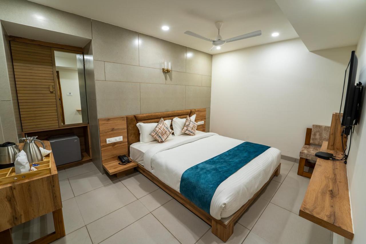Hotel Pleasant Lake Ahmedabad Ngoại thất bức ảnh