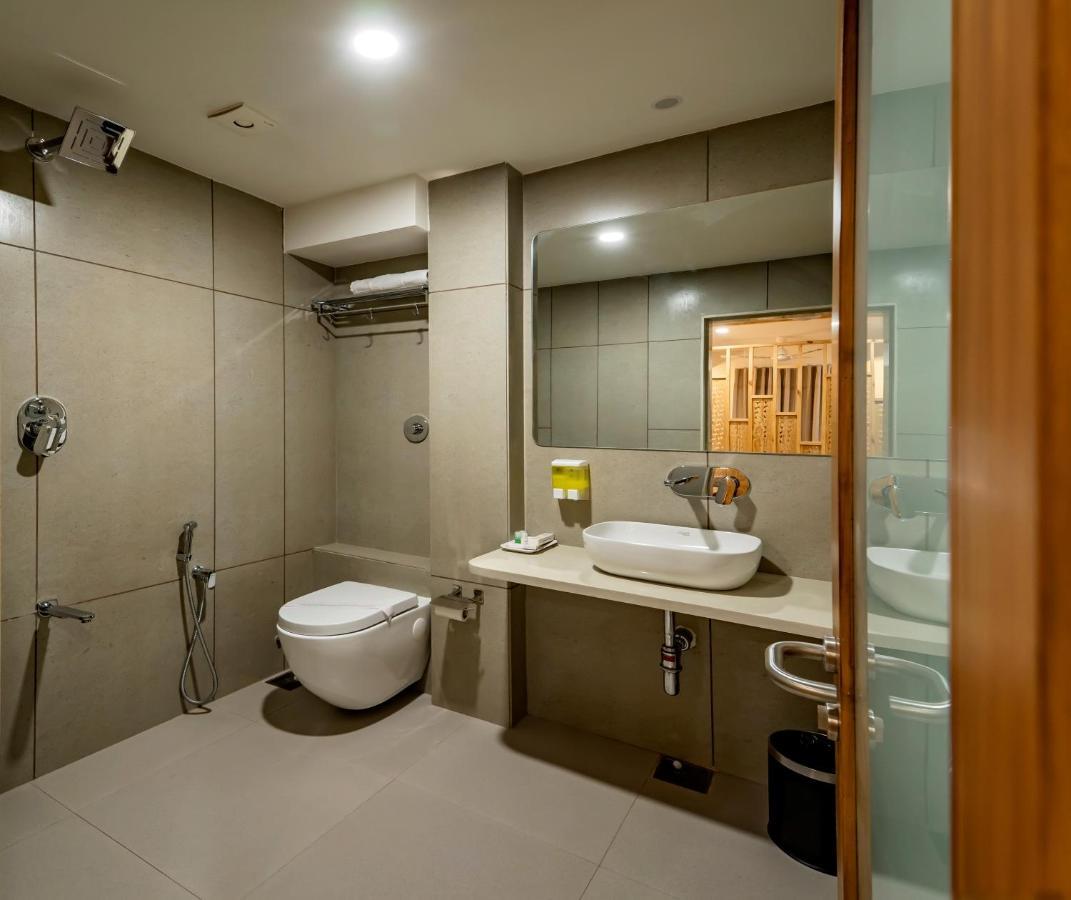 Hotel Pleasant Lake Ahmedabad Ngoại thất bức ảnh
