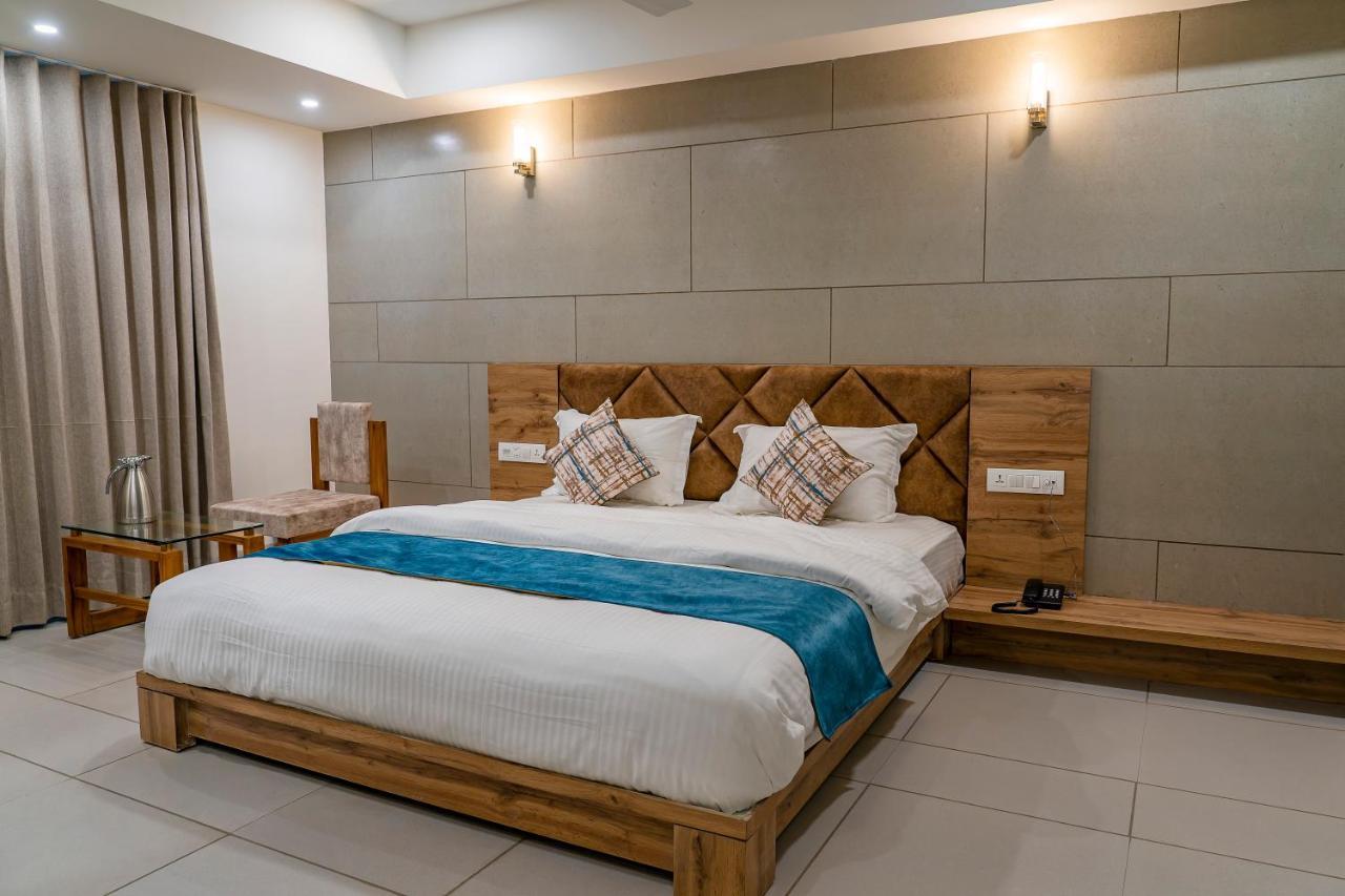Hotel Pleasant Lake Ahmedabad Ngoại thất bức ảnh