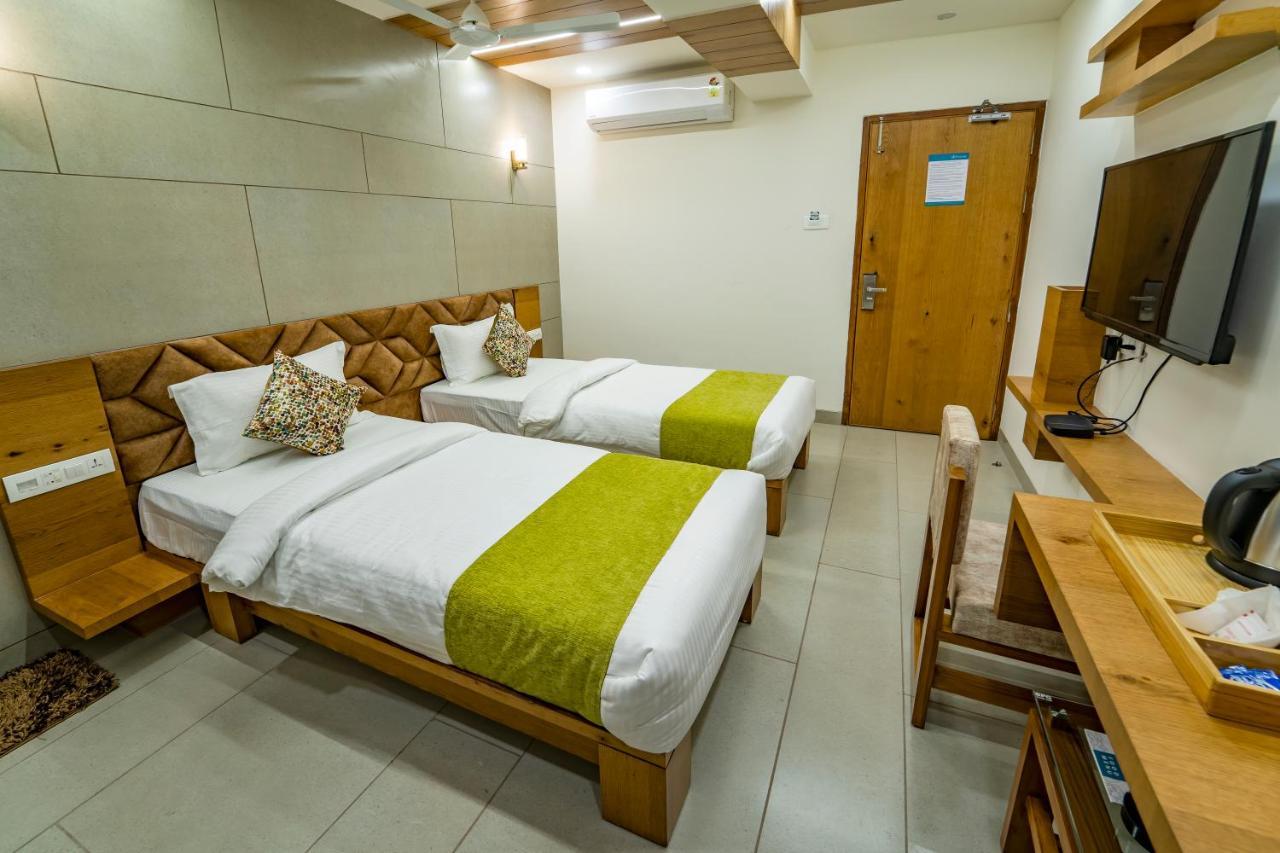 Hotel Pleasant Lake Ahmedabad Ngoại thất bức ảnh