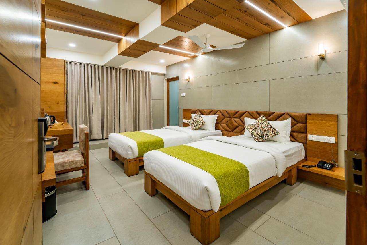 Hotel Pleasant Lake Ahmedabad Ngoại thất bức ảnh
